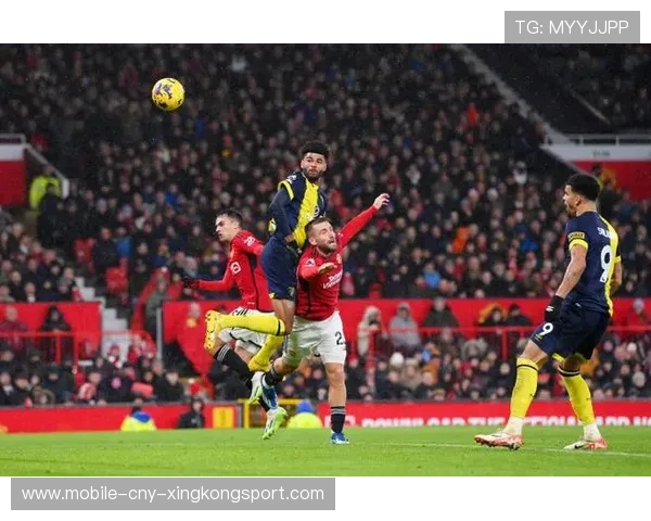 伯恩茅斯中路抢点形成射门