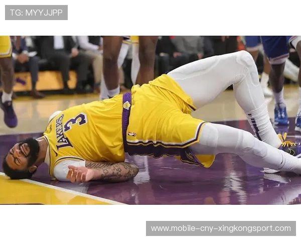 安东尼·戴维斯篮下统治，湖人进攻内外结合，展现王者风范